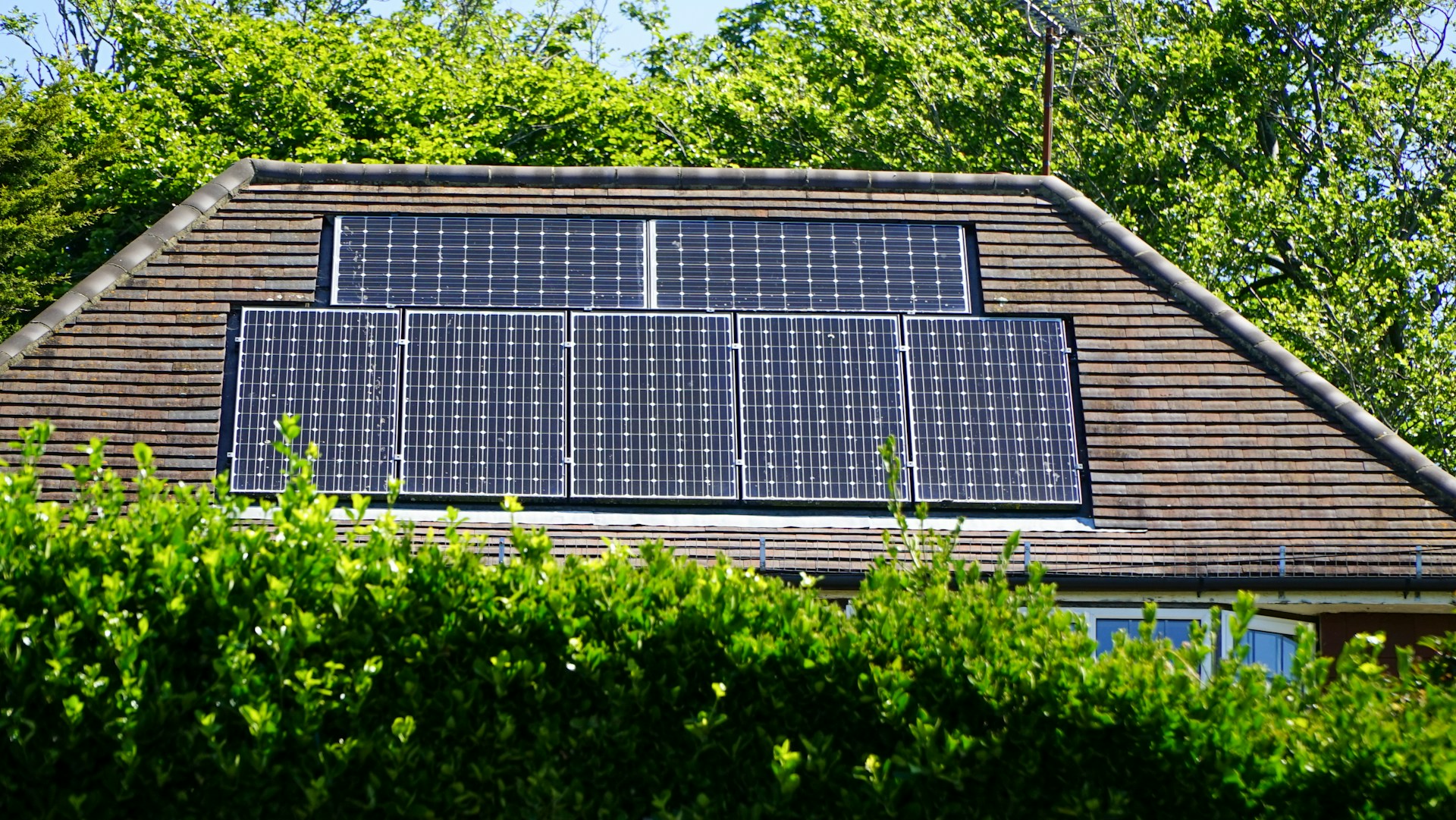 alexander-kovacs-TivEEYzzhik-unsplash A commercial building with rooftop solar panels installed for clean energy production